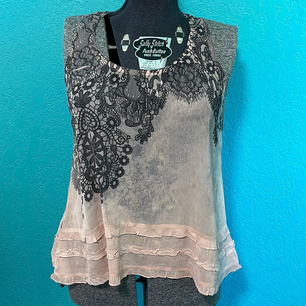 {Fang} 💕 Blush pink and black lace pattern blouse
